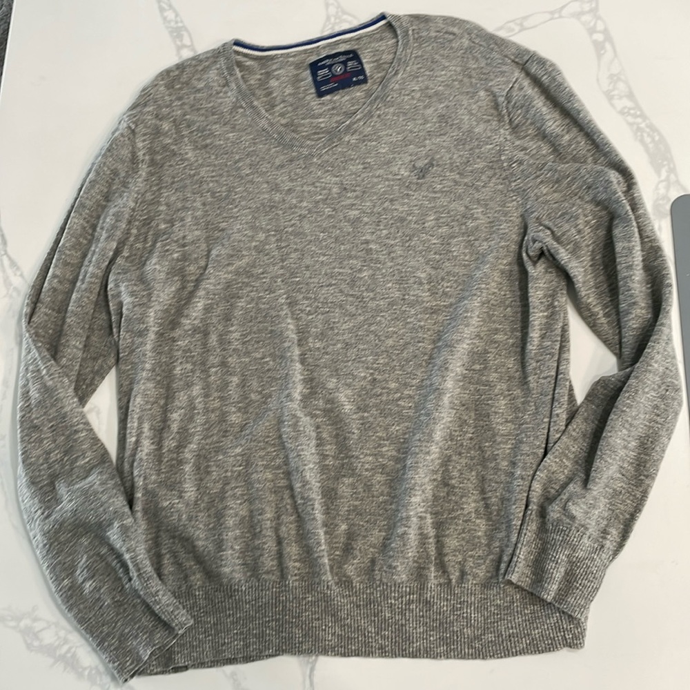Men’s American Eagle gray sweater